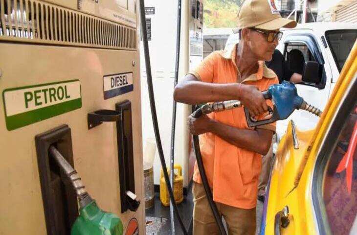 Petrol Diesel Price Today : 100 डॉलर पार हुआ कच्चा तेल, फिर भी नहीं बढ़े पेट्रोल-डीजल के दाम; जानें आज के रेट