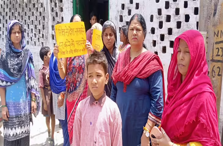  50 साल पुराने प्राइमरी स्कूल पर चलेगा रेलवे का हथौड़ा, 100 बच्चों की पढ़ाई खतरे में