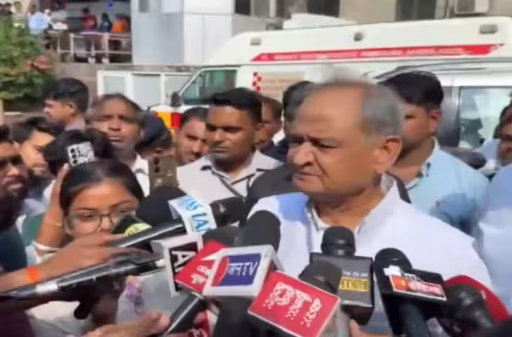 SMS अस्पताल पहुंचे अशोक गहलोत, अग्निकांड में झुलसे लोगों से मिले; चुनाव आयोग पर भी उठाए सवाल