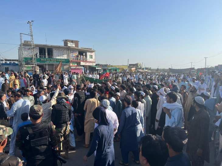 Pakistan: प्रदर्शनकारियों को अपने घर में घुसने देने के मामले में लाहौर कोर कमांडर की चल रही जांच, पूछताछ जारी !
