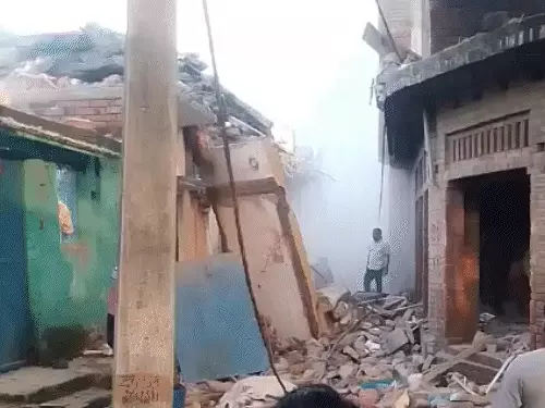 फतेहपुर में सिलेंडर ब्लास्ट से 3 मकान ढहे, 4 की मौत: 12 घरों में आईं दरारें; 200 मीटर तक महसूस हुआ भूकंप जैसा झटका