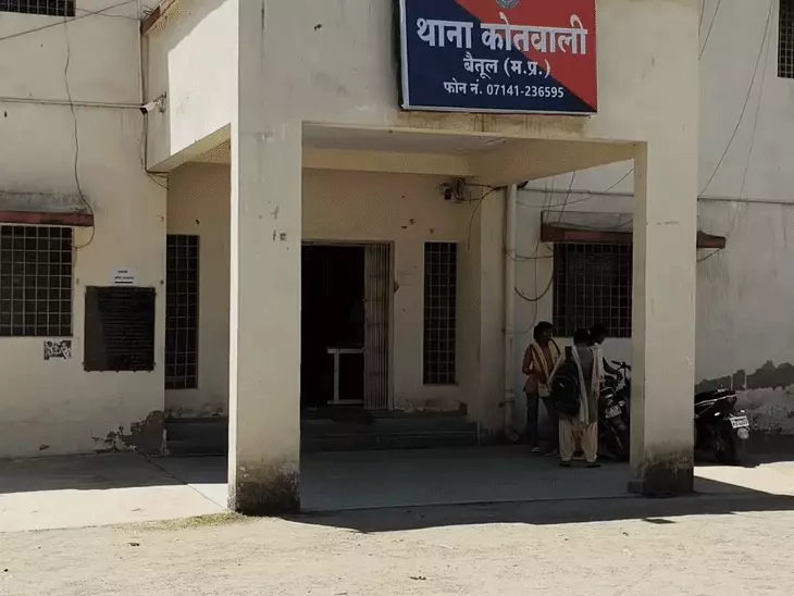 मीशो कस्टमर केयर नंबर की तलाश पड़ी भारी: APK फाइल भेजकर ठगों ने किया मोबाइल एक्सेस, बैतूल पुलिस ने ओडिशा से आरोपी को दबोचा