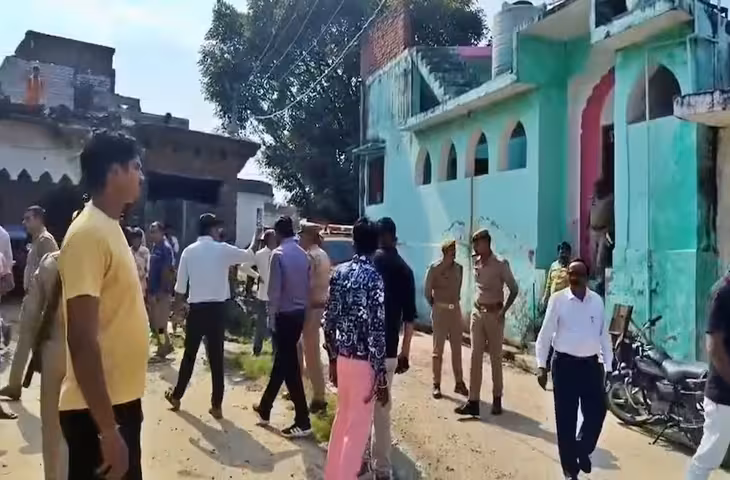 मस्जिद के बाहर हनुमान चालीसा के ऐलान से मेरठ में हड़कंप! PAC तैनात, पुलिस कर रही घरों में रहने की अपील; जानें पूरा मामला
