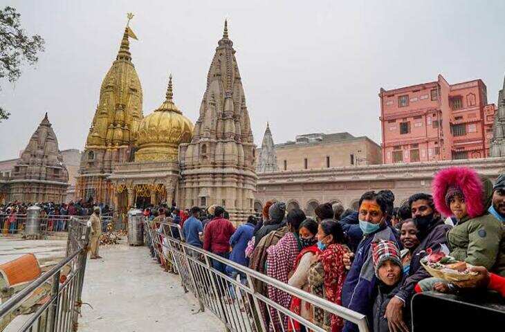 काशी विश्वनाथ मंदिर गेट पर अचानक चलीं गोलियां: PAC जवान की कार्बाइन से फायरिंग, एक्सक्लूसिव फुटेज में देंखे 3 लोग घायल