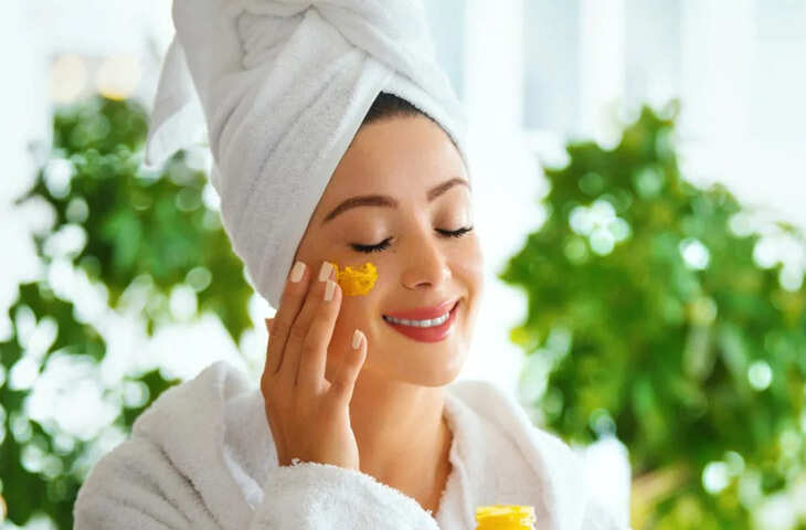 बेसन फेस पैक से पाएं दमकती त्वचा &ndash; जानें कौन सा इंग्रेडिएंट मिलाएं और हफ्ते में कितनी बार करें उपयोग