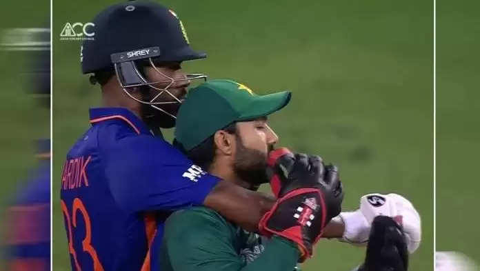 hardik pandya grabs mohammad rizwan=----111