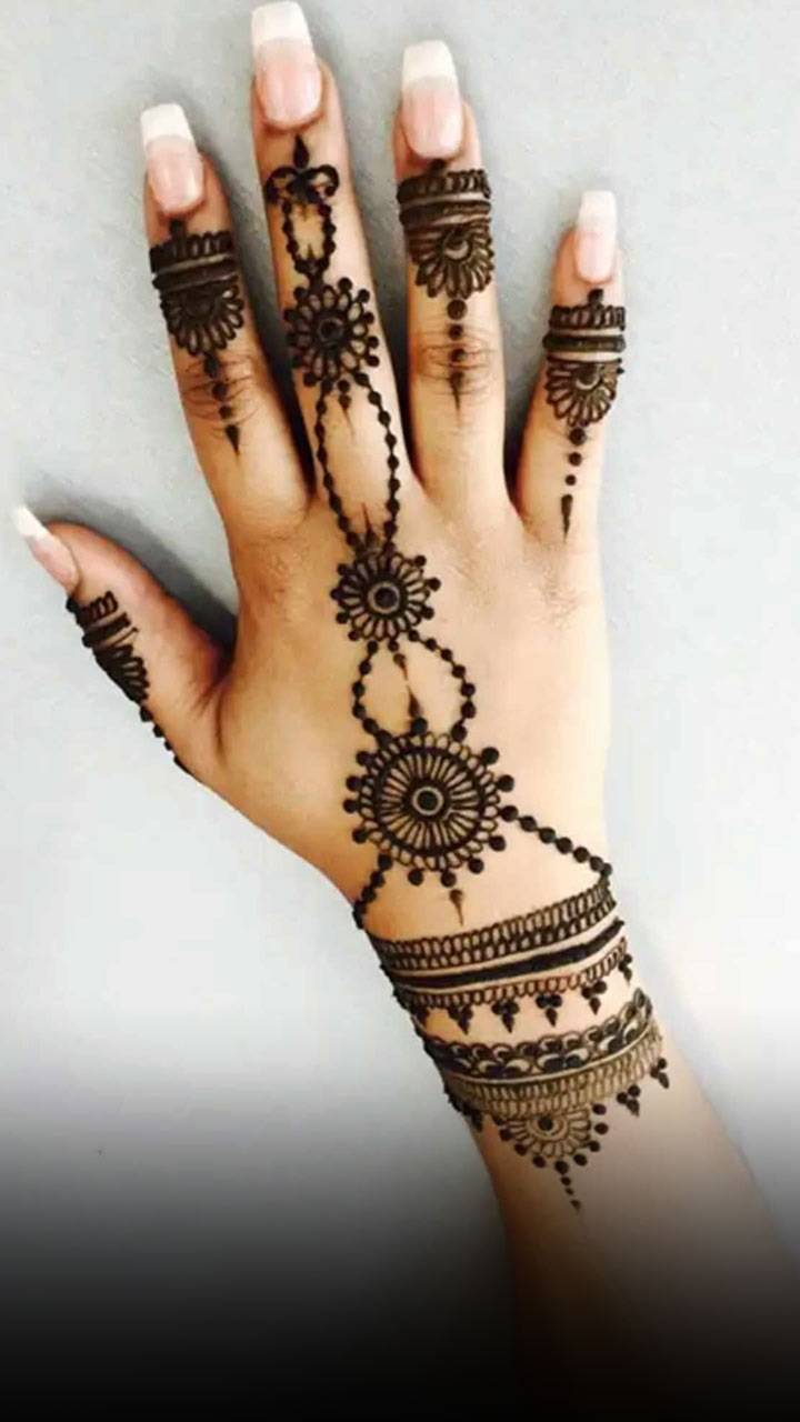 Beautiful Traditional Gol Tikki Mehndi Design|How to apply simple  traditional mehndi design f... | Round mehndi design, Mehndi designs,  Circle mehndi designs