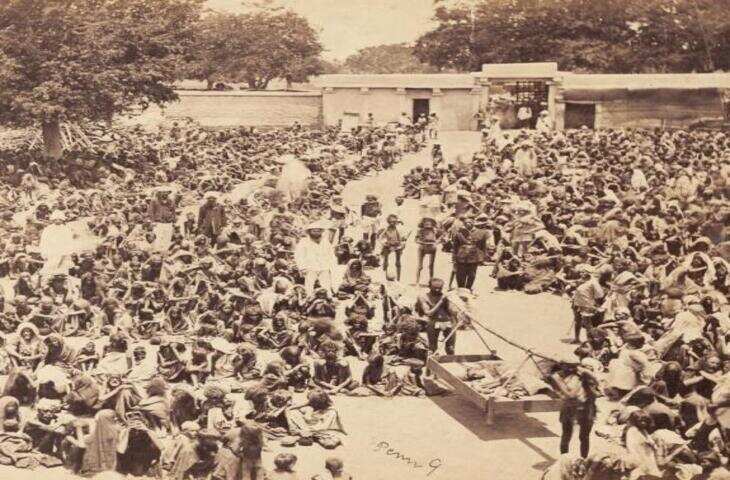 छप्पनिया अकाल भारतीय इतिहास के सबसे विनाशकारी अकालों में से एक माना जाता है। वर्ष 1899-1900 के दौरान पड़ा यह अकाल मुख्य रूप से राजस्थान, गुजरात, मध्य भारत और आसपास के क्षेत्रों में बेहद भयावह साबित हुआ। राजस्थान में इसे &lsquo;छप्पनिया अकाल&rsquo; कहा गया, क्योंकि यह विक्रम संवत 1956 में पड़ा था। &lsquo;छप्पनिया&rsquo; नाम इसी संवत 1956 से जुड़ा है।  बारिश ने दिया धोखा, सूख गए खेत और तालाब  1899 में मानसून कमजोर रहने के कारण राजस्थान के बड़े हिस्से में बारिश बेहद कम हुई। खेतों में फसलें सूख गईं और तालाब, कुएं तथा जलस्रोत तेजी से सूखने लगे। खेती पर निर्भर ग्रामीण आबादी के सामने भोजन और पानी दोनों का संकट खड़ा हो गया।लगातार सूखे के कारण केवल अनाज का उत्पादन ही प्रभावित नहीं हुआ, बल्कि पशुओं के लिए चारा भी उपलब्ध नहीं रहा। राजस्थान की ग्रामीण अर्थव्यवस्था में पशुधन की महत्वपूर्ण भूमिका थी। चारे और पानी के अभाव में बड़ी संख्या में पशु मरने लगे।  भूख और पलायन ने बढ़ाई मुश्किल अकाल बढ़ने के साथ अनाज के दाम बढ़ गए और गरीब परिवारों के लिए भोजन जुटाना मुश्किल होता गया। कई क्षेत्रों में लोगों को अपना गांव और घर छोड़कर दूसरे इलाकों की ओर पलायन करना पड़ा।उस दौर में परिवहन और चिकित्सा सुविधाएं आज की तुलना में बेहद सीमित थीं। इसलिए अकाल के साथ बीमारी और कुपोषण ने भी बड़ी समस्या पैदा कर दी। ग्रामीण क्षेत्रों में लोगों की स्थिति बेहद दयनीय हो गई।  राजस्थान में क्यों कहलाया &lsquo;छप्पनिया अकाल&rsquo;? राजस्थान में अकालों को अक्सर उस समय के विक्रम संवत के आधार पर नाम दिया जाता था। यह अकाल विक्रम संवत 1956 में पड़ा था, इसलिए इसे &lsquo;छप्पनिया अकाल&rsquo; कहा गया।यह अकाल राजस्थान के लोक इतिहास और लोक स्मृतियों में आज भी दर्ज है। बुजुर्गों से जुड़ी कई पीढ़ियों की मौखिक परंपराओं में छप्पनिया अकाल का उल्लेख मिलता है।  अंग्रेजी शासन के दौर में पड़ा था अकाल यह अकाल ब्रिटिश शासन के समय आया था। उस समय राहत कार्यों और प्रशासनिक व्यवस्थाओं की सीमाओं को लेकर भी इतिहासकारों ने चर्चा की है। अकाल प्रभावित क्षेत्रों में राहत शिविर, सार्वजनिक कार्य और भोजन उपलब्ध कराने जैसी कोशिशें की गईं, लेकिन संकट का पैमाना बहुत बड़ा था।अकाल का असर केवल तत्कालीन खाद्य संकट तक सीमित नहीं रहा। खेती, पशुधन, स्थानीय व्यापार और ग्रामीण अर्थव्यवस्था लंबे समय तक इससे प्रभावित रहे।  राजस्थान के इतिहास में अमिट छाप छप्पनिया अकाल ने राजस्थान के समाज और अर्थव्यवस्था पर गहरा प्रभाव डाला। बड़ी संख्या में लोगों और पशुओं की मौत, पलायन और आर्थिक संकट ने कई क्षेत्रों की सामाजिक संरचना तक बदल दी। आज भी राजस्थान में जब पुराने समय के बड़े अकालों की चर्चा होती है तो छप्पनिया अकाल का नाम सबसे प्रमुख रूप से लिया जाता है। यह घटना इस बात की ऐतिहासिक याद दिलाती है कि वर्षा आधारित कृषि व्यवस्था में लंबे सूखे का असर कितना विनाशकारी हो सकता है।