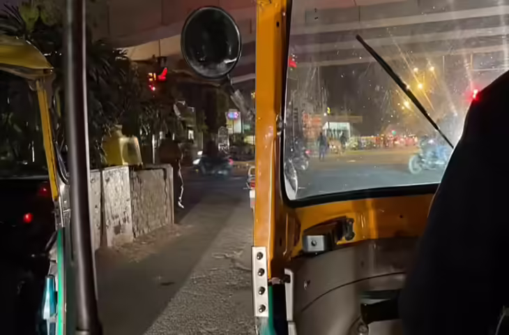 एक मां ही दर्द समझ सकती हैं... आधी रात में मदद के लिए भटक रहा था शख्स, परेशान देखकर महिला ऑटो ड्राइवर ने की मदद