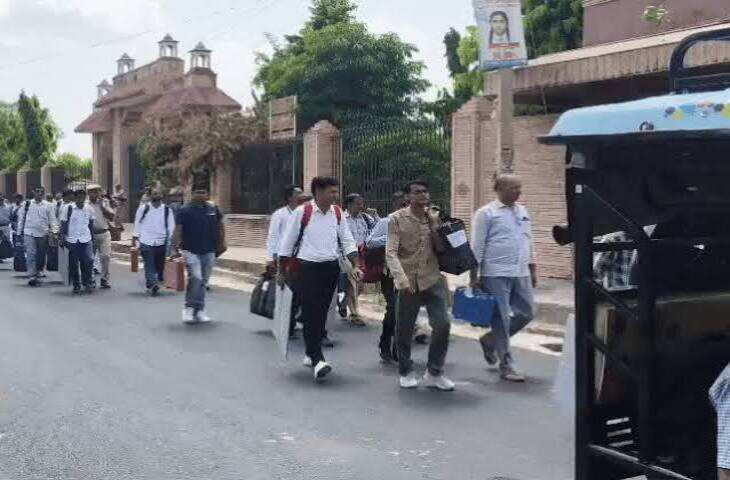 झुंझुनूं निकाय चुनाव: मतदान के दौरान हंगामा, वीडियो में देंखे BLO पर लगे आरोप; EVM खराबी के बाद बदली गईं मशीनें