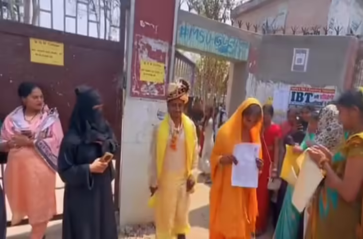 शादी के दूसरे दिन हाथ में कागज लेकर शर्माती हुई निकली दुल्&zwj;हन, दूल्&zwj;हे की होने लगी तारीफ