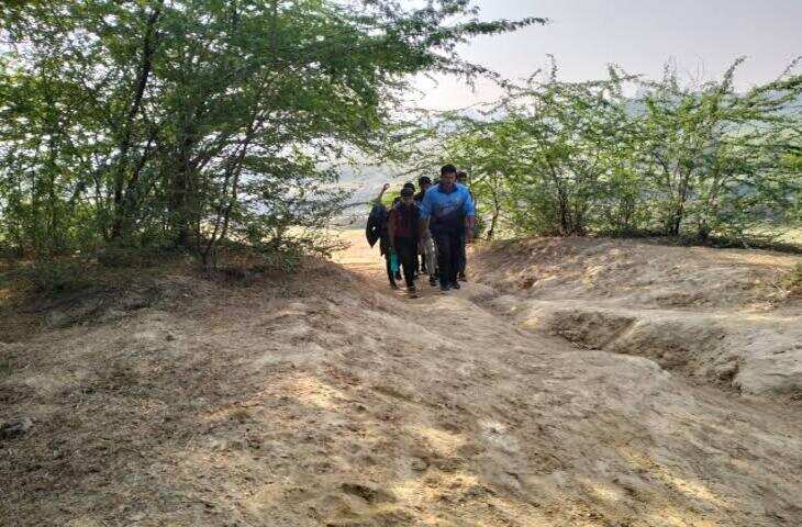 देश का अनोखा गांव जहां आज भी नहीं पहुंची सड़क, लोग पगडंडियों के सहारे तय करते हैं सफर
