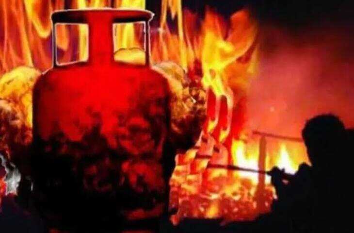 आगरा में गैस सिलेंडर ब्लास्ट से मकान की छत उड़ी, मां को बचाने में बेटा भी झुलसा