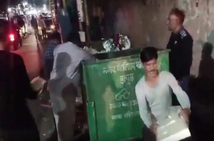 खराब मिठाइयों की लूट का वीडियो वायरल, लोग डस्टबिन में मिठाइयों के लिए भिड़े