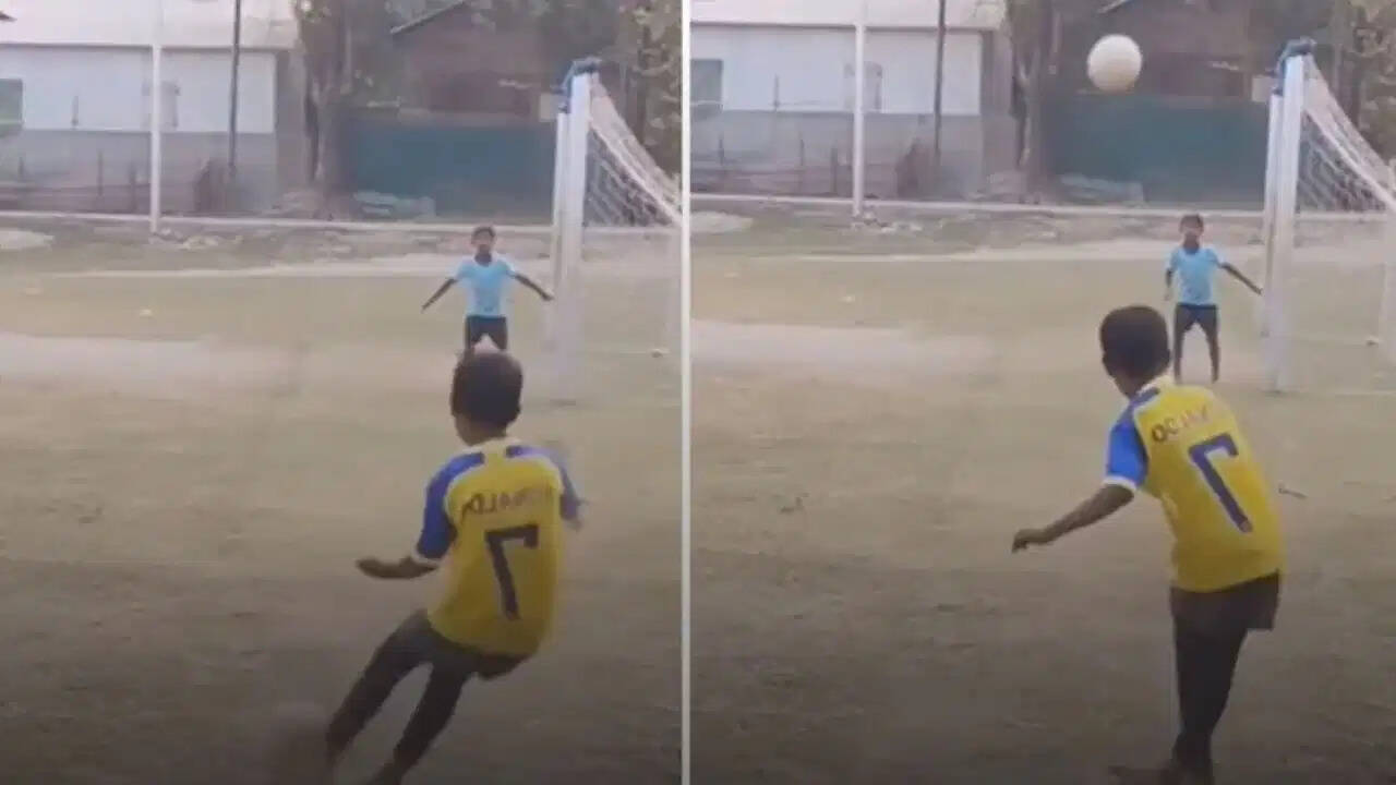Viral Football Video: नंगे पैर बच्चे ने लगाई गजब की कॉर्नर किक, गेंद सीधे गोल में; लोग बोले- 'फ्यूचर का रोनाल्डो'