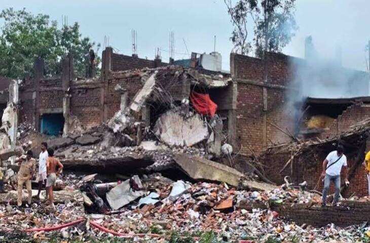 प्रयागराज-कौशांबी बॉर्डर पर पटाखा फैक्ट्री में हुए भीषण विस्फोट के मामले में पुलिस ने बड़ी कार्रवाई की है। फैक्ट्री मालिक नौशाद को पुलिस ने एनकाउंटर के बाद गिरफ्तार कर लिया। पुलिस के मुताबिक, नौशाद शहर छोड़कर भागने की फिराक में था। मंगलवार तड़के करीब 4 बजे सैय्यद सरावां इलाके में पुलिस और नौशाद के बीच मुठभेड़ हुई, जिसके बाद उसे पकड़ लिया गया।  शहर छोड़कर भागने की फिराक में था नौशाद  पुलिस को सूचना मिली थी कि पटाखा फैक्ट्री का मालिक नौशाद घटना के बाद शहर से बाहर निकलने की कोशिश कर रहा है। सूचना के आधार पर पुलिस टीम ने सैय्यद सरावां इलाके में घेराबंदी की। इसी दौरान मंगलवार तड़के करीब 4 बजे पुलिस का सामना नौशाद से हो गया।  पुलिस के अनुसार, इस दौरान मुठभेड़ हुई और कार्रवाई के बाद नौशाद को गिरफ्तार कर लिया गया। फिलहाल पुलिस उससे पूछताछ कर रही है और विस्फोट से जुड़े कई अहम सवालों के जवाब तलाशे जा रहे हैं।  पटाखा फैक्ट्री में हुआ था भीषण विस्फोट  प्रयागराज-कौशांबी बॉर्डर पर मोहम्मदपुर गांव स्थित पटाखा फैक्ट्री में सोमवार दोपहर करीब साढ़े 12 बजे जोरदार विस्फोट हुआ था। धमाका इतना भीषण था कि पूरी फैक्ट्री जमींदोज हो गई। आसपास के करीब 100 मीटर के दायरे में बने कई मकान भी इसकी चपेट में आ गए।  हादसे में कई लोगों की मौत हुई, जबकि बड़ी संख्या में लोग झुलस गए। विस्फोट के बाद लगातार पटाखों के धमाके होते रहे और पूरे इलाके में धुएं का गुबार छा गया था।  मलबे में दबे लोगों की तलाश  विस्फोट के बाद पुलिस, एयरफोर्स, NDRF और SDRF की टीमें रेस्क्यू ऑपरेशन में जुट गई थीं। भारी मलबे को हटाने के लिए बुलडोजर लगाए गए। पुलिस को आशंका थी कि मलबे के नीचे कुछ लोग दबे हो सकते हैं।  फैक्ट्री के आसपास के मकानों को भी नुकसान पहुंचा था। कुछ मकान पूरी तरह ढह गए, जबकि कई घरों में दरारें और अन्य क्षति हुई। धमाके की आवाज कई किलोमीटर दूर तक सुनाई दी थी।  नौशाद से पूछताछ में खुलेंगे कई राज  फैक्ट्री मालिक नौशाद की गिरफ्तारी के बाद पुलिस अब उससे पटाखा फैक्ट्री के संचालन, सुरक्षा मानकों और विस्फोट से पहले वहां मौजूद सामग्री के बारे में पूछताछ करेगी। जांच एजेंसियां यह भी पता लगाने की कोशिश करेंगी कि फैक्ट्री में पटाखों का निर्माण और भंडारण किस तरह किया जा रहा था।  नौशाद से पूछताछ के आधार पर हादसे की जिम्मेदारी और लापरवाही से जुड़े अन्य पहलुओं का पता चल सकता है। पुलिस यह भी जांच करेगी कि फैक्ट्री के संचालन के लिए जरूरी अनुमति और सुरक्षा नियमों का पालन किया जा रहा था या नहीं।  फिलहाल एनकाउंटर के बाद फैक्ट्री मालिक की गिरफ्तारी को इस मामले में पुलिस की बड़ी कार्रवाई माना जा रहा है। अब जांच के आगे बढ़ने के साथ विस्फोट की पूरी वजह और जिम्मेदार लोगों की तस्वीर साफ होने की उम्मीद है।