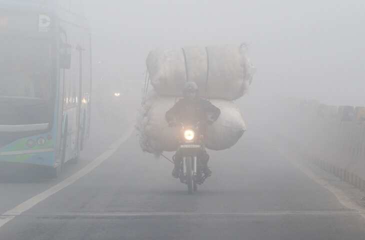 दिल्ली में ठंड ने बढ़ाई परेशानी! मकर संक्रांति पर पारा 2 डिग्री तक गिरा, कुछ घंटों के लिए कोहरे का अलर्ट