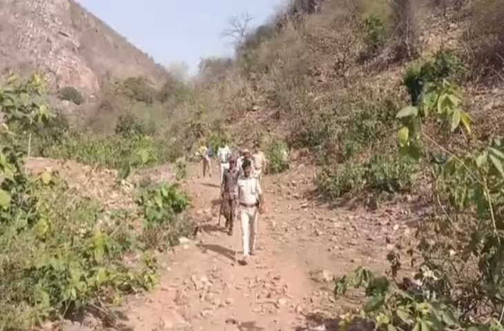 मुंगेर में पहाड़ी से मिला अज्ञात अधेड़ का सड़ा-गला शव, हत्या की आशंका