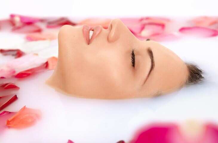 ना पार्लर जाए पाएं पिंक ग्लो, बस सोने से पहले चेहरे पर लगाएं ये 3 चीजें और सुबह दिखेगा कमाल