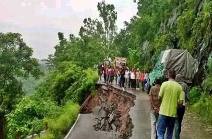 मंडी में भारी बारिश से जनजीवन प्रभावित, सड़कों पर भरा पानी; वीडियो में जाने हिमाचल में अगले छह दिन बारिश का अलर्ट
