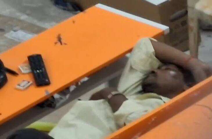 महोबा के सरकारी स्कूल में हेडमास्टर की शर्मनाक हरकत, स्मार्ट क्लास में चलाया अश्लील गाना; वीडियो वायरल होने के बाद निलंबित
