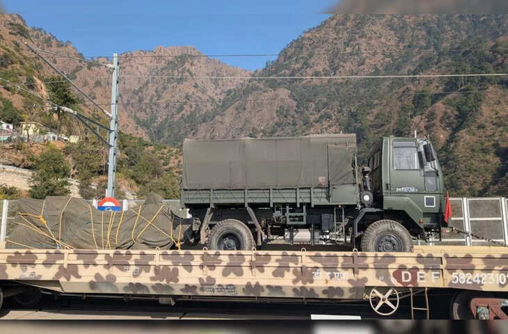 LOC पर पहली बार स्पेशल ट्रेन से पहुंचे तोपें और&nbsp;टैंक, भारत ,की इस बड़ी सैन्य कार्यवाही से चीन-पाकिस्तान में हड़कंप&nbsp;