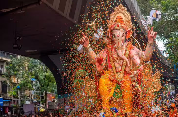गणेश चतुर्थी पर भक्तिमय हुआ देश: मंदिरों और सार्वजनिक पंडालों में गूंजे बप्पा के जयकारे, दर्शन के लिए लगीं लंबी कतारे