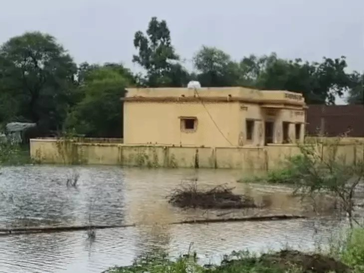 सतना में 10 दिन से बंद उपस्वास्थ्य केंद्र, पांच गांवों के ग्रामीण इलाज के लिए परेशान