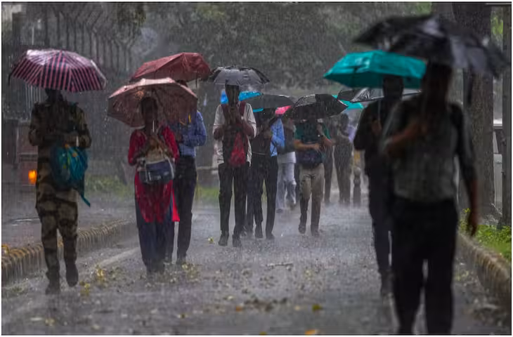 UP Weather: उत्तर प्रदेश में आज भी बारिश का दौर जारी, 17 जिलों में Orange Alert; तेज हवाओं और बिजली गिरने की चेतावनी