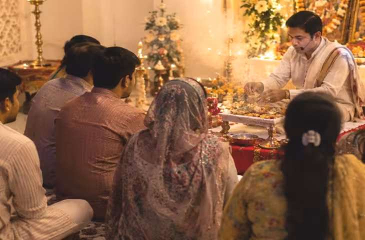 पड़ोस में पूजा-कथा का बुलावा आए तो जरूर ले जाएं ये चीजें, माना जाता है शुभ