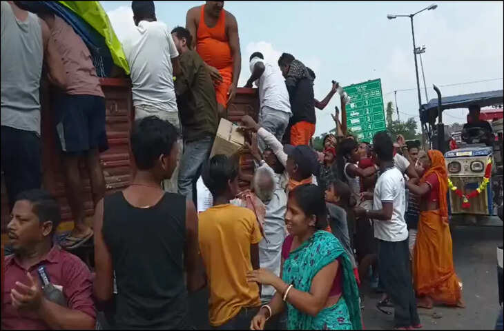 ट्रक पलटा और शराब की बोतलों पर टूट पड़े लोग! अररिया का VIDEO सोशल मीडिया पर वायरल&nbsp;