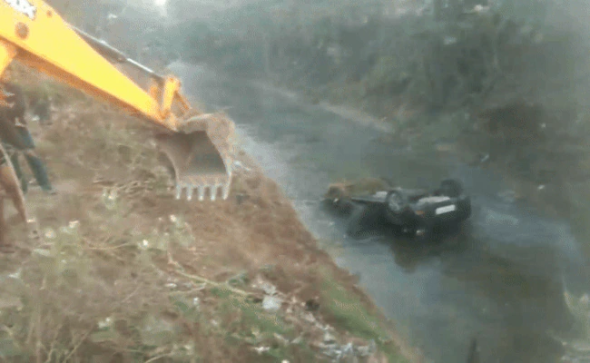कालीसिल बांध की नहर में गिरी बेकाबू लग्जरी कार, अंदर मिलीं शराब की बोतलें, चालक लापता