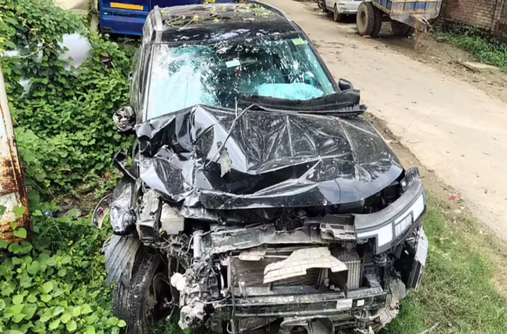 वाराणसी में भीषण सड़क हादसा: पुलिसकर्मी की मौत, चौकी प्रभारी समेत छह घायल