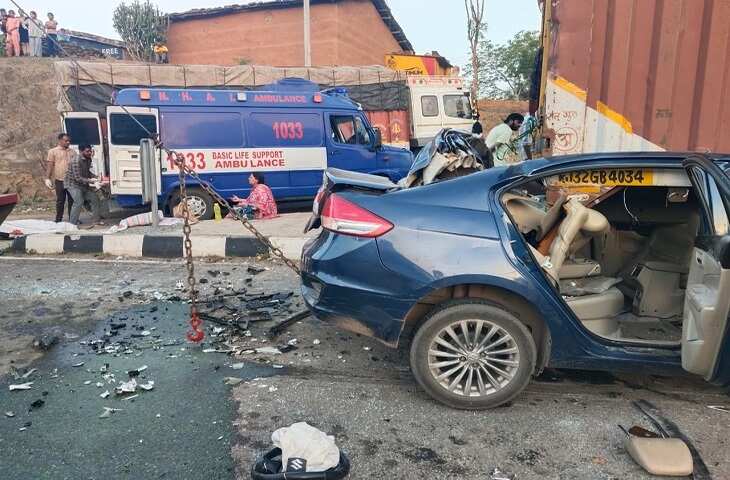 उदयपुर के देबारी के पास भीषण सड़क हादसा: दो ट्रकों के बीच पिचकी कार, गुजरात के तीन दंपती घायल