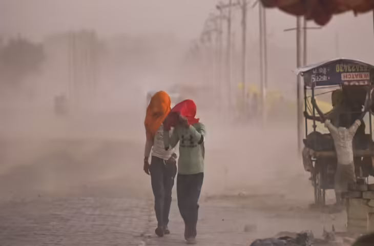 उत्तर प्रदेश में मौसम का कहर: आंधी-बारिश, ओलावृष्टि और बिजली गिरने से कई जिलों में भारी तबाही
