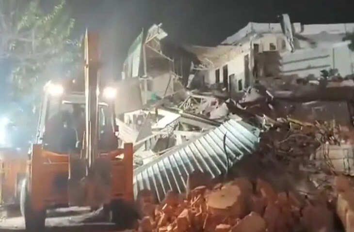 आधी रात दिल्ली में चला &lsquo;पीला पंजा&rsquo;, फैज-ए-इलाही मस्जिद के अवैध निर्माण को बुलडोजर से किया गया ध्वस्त&nbsp;