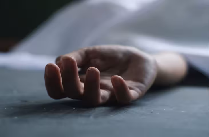 ग्रेटर नोएडा में डिप्रेशन के शिकार 12वीं क्लास के एक छात्र ने खुदकुशी कर ली। वह मूलरूप से बिहार के नालंदा का रहने वाला था और वर्तमान में अपने परिवार के साथ कुलेसरा में रहता था। छात्र ने खुदकुशी के लिए ऑनलाइन तरीके भी सर्च किए थे।