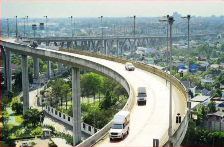 दिल्ली और नोएडा के बीच यातायात को सुगम बनाने के लिए बनाए जा रहे चिल्ला एलिवेटेड रोड परियोजना का निर्माण कार्य तेजी से आगे बढ़ रहा है. मुख्यमंत्री योगी आदित्यनाथ ने हाल ही में परियोजना की प्रगति की समीक्षा की थी वीडियो कॉन्फ्रेंसिंग के जरिए हुई बैठक में अधिकारियों ने बताया कि अब तक करीब 42 प्रतिशत निर्माण कार्य पूरा हो चुका है. मुख्यमंत्री ने अधिकारियों को निर्देश दिए हैं कि इस परियोजना को तय सीमा में गुणवत्ता और सुरक्षा मानकों के साथ पूरा किया जाए.   इस एलिवेटेड रोड परियोजना की कुल लागत करीब 892 करोड़ रुपए बताई जा रही है. सरकार और नोएडा प्राधिकरण मिलकर इस परियोजना को आगे बढ़ा रही हैं. अधिकारियों का कहना है कि यह सड़क दिल्ली नोएडा के बीच बढ़ते ट्रैफिक दबाब को कम करने में भूमिका निभाएगी. इसके निर्माण से रोजाना आने जाने वाली लाखों यात्रियों को बड़ी राहत मिलने की उम्मीद है. इस परियोजना को साल 2023 में उत्तर प्रदेश में मंजूरी मिली थी. उस समय परियोजना की लागत करीब 787 करोड़ रुपए निर्धारित की गई थी और इसमें 50% धनराशि राज्य सरकार द्वारा दिए जाने का निर्णय लिया गया था. इसके बाद प्राधिकरण ने निर्माण कार्य को तेजी से शुरू किया है.  5.96 किमी लंबा होगा 6 लाइन का एलिवेटेड रोड   यह एलिवेटेड रोड करीब 5.96 किलोमीटर लंबा और छह लेन का होगा परियोजना को गंदे नाले के साथ-साथ विकसित किया जा रहा है. ताकि जमीन का बेहतर उपयोग किया जा सके. अधिकारियों के अनुसार, इस एलिवेटेड रोड का निर्माण करें 296 पिलर पर किया जा रहा है. इसके तैयार होने के बाद दिल्ली से नोएडा की यात्रा पहले की तुलना में कहीं अधिक तेज और सुविधाजनक हो जाएगी. इस एलिवेटेड रोड परियोजना की कुल लागत करीब 892 करोड रुपए बताई जा रही है. सरकार और नोएडा प्राधिकरण मिलकर इसको योजना को आगे बढ़ा रहे हैं. अधिकारियों का कहना है कि वह सड़क दिल्ली नोएडा के बीच बढ़ते ट्रैफिक दबाव को कम करने के लिए भूमिका निभाएगा. इस निर्माण से रोजाना आने जाने वाले लाखों यात्रियों को बड़ी राहत मिलने की उम्मीद है.  2023 में मिली थी परियोजना को मंजूरी  इस परियोजना को वर्ष 2023 में उत्तर प्रदेश कैबिनेट की मंजूरी मिली थी. उस समय परियोजना की लागत करीब 787 करोड रुपए निर्धारित की गई थी और इसमें 50 प्रतिषय धनराशि राज्य सरकार द्वारा दिए जाने का निर्णय लिया गया था इसके बाद यह कार्यक्रम से रुक गया था. लेकिन परियोजना पूरी होने के बाद दिल्ली और नोएडा के बीच सफर तेज होने के साथ-साथ समय और ईंधन दोनों की बेहद बचत होगी.  ट्रैफिक जाम की समस्या होगी कम  चिल्ला बॉर्डर दिल्ली और नोएडा के बीच सबसे बेहरतीन मार्गों में से एक है. रोजाना इस रास्ते से हजारों वाहन गुजरते हैं, जिससे कई बार लंबा जाम लग जाता है. एलिवेटेड रोड बनने के बाद ट्रैफिक का बड़ा हिस्सा पर से गुजर सकेगा और नीचे की सड़कों पर दबाव काम हो जाएगा. परियोजना पूरी होने तक दिल्ली और नोएडा के बीच सफर तेज होने के साथ समय और ईंधन इन दोनों की बचत होगी यही है.