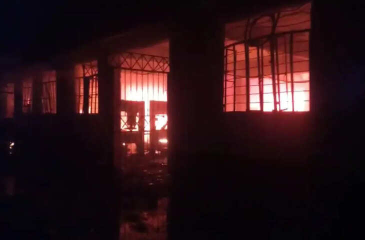 कानपुर के जाजमऊ में जूता फैक्ट्री में भीषण आग, पूरी इमारत जलकर खाक; करोड़ों के नुकसान की आशंका