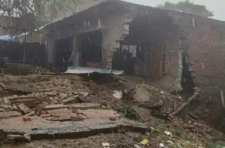 फिरोजाबाद में बारिश का कहर: जर्जर मकान भरभराकर गिरा, बाहर निकलने से बची परिवार की जान