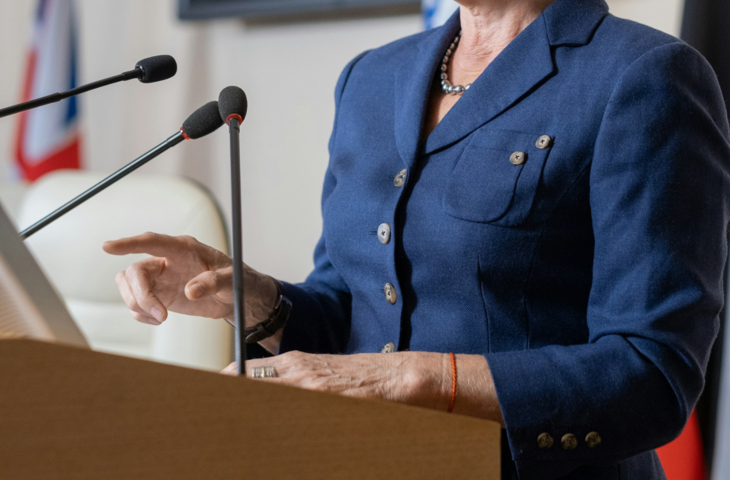 डॉक्टर से लेकर क्रिकेटर तक सब होते है रिटायर लेकिन नेता क्यों नहीं ? जाने भारत से अमेरिका तक क्या है ग्लोबल नियम&nbsp;