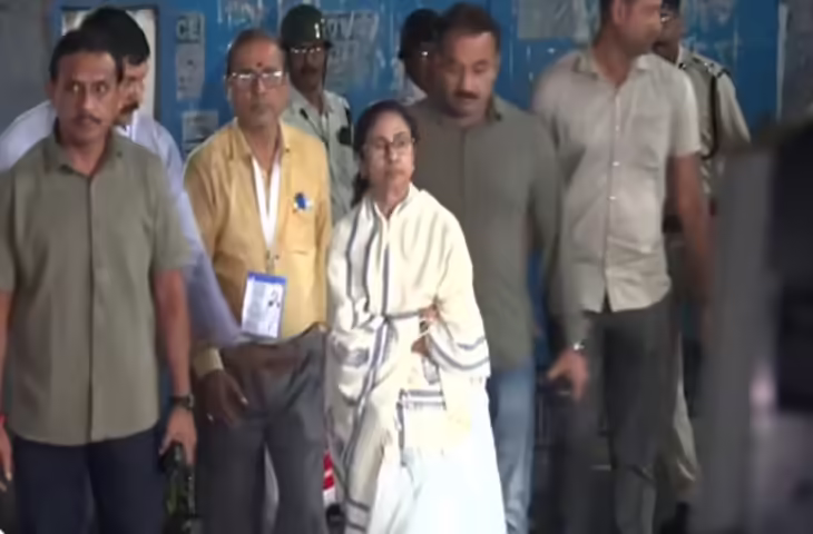 West Bengal Elections: बारिश के बीच स्ट्रॉन्ग रूम पहुंचीं ममता बनर्जी, आरोपों पर चुनाव आयोग ने दिया बड़ा जवाब
