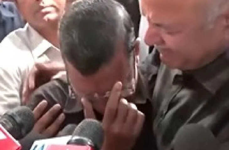 &lsquo;मैं भ्रष्ट नहीं, कट्टर ईमानदार हूं...'&nbsp;अदालत से राहत के बाद भावुक हुए केजरीवाल,&nbsp;फफक-फफककर रोते हुए वीडियो वायरल&nbsp;