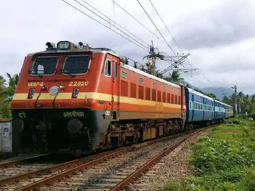 रेल यात्रियों के लिए बड़ी राहत: पैसेंजर ट्रेनों की बोगियों में मिलेगी मोबाइल चार्जिंग सुविधा