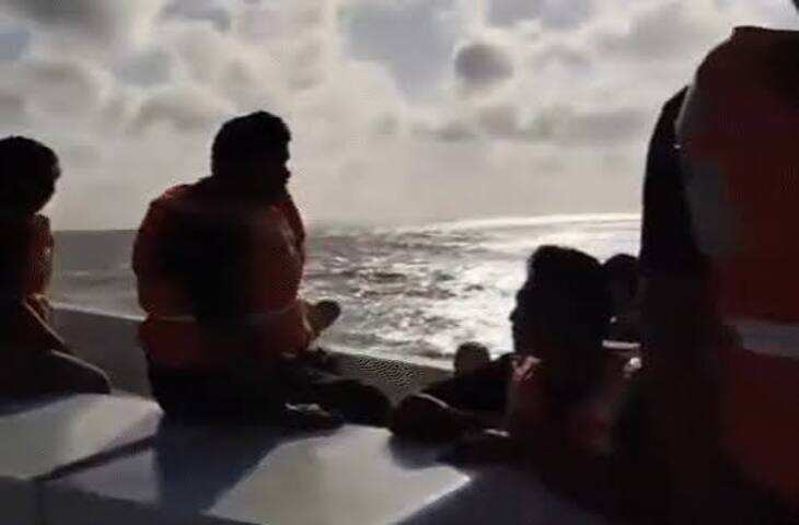 इंडोनेशिया में समुद्र के बीच फेरी में भीषण आग, जान बचाने के लिए समुद्र में कूदे यात्री; 5 की मौत, 41 लापता