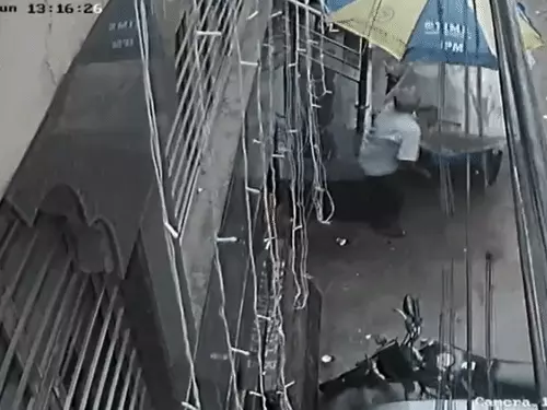 Delhi Building Collapse Live: सत्य निकेतन में मौत का मंजर, 6 की मौत और कई मलबे में दबे; रेस्क्यू जारी