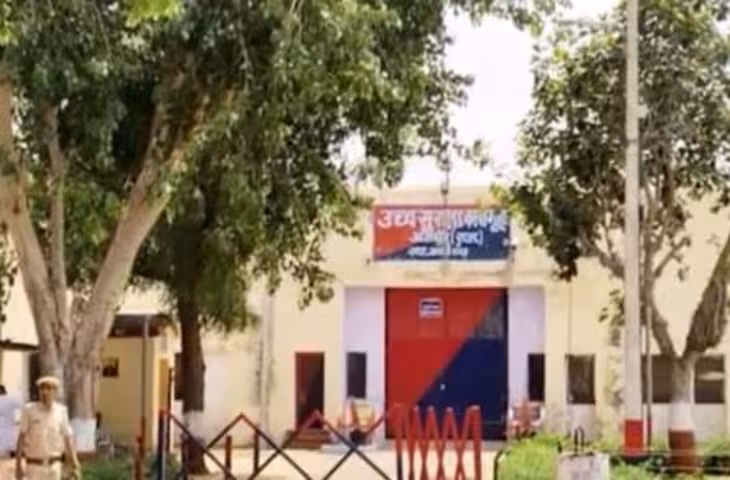 अजमेर की हाई-सिक्योरिटी जेल का हैरान करने वाला सच: खूंखार गैंगस्टर की बैरक के बाहर गश्त लगाती दिखती हैं बिल्लियां!