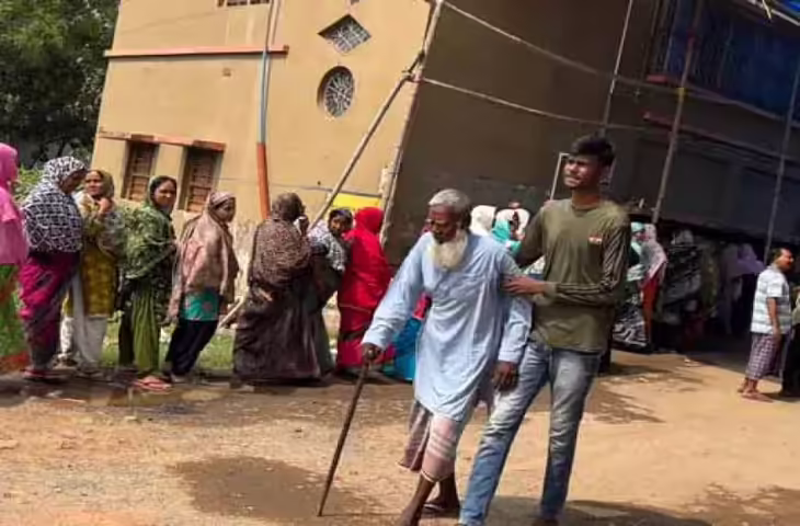 वोटिंग से पहले बंगाल में बवाल&nbsp;मुर्शिदाबाद में देशी बम से हमला&nbsp;कई घायल,&nbsp;हुमायूं कबीर की TMC से झड़प, मालदा में EVM खराब