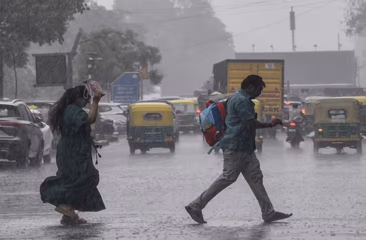दिल्ली में आज भारी बारिश का रेड अलर्ट, लोगों को बेवजह यात्रा से बचने की सलाह