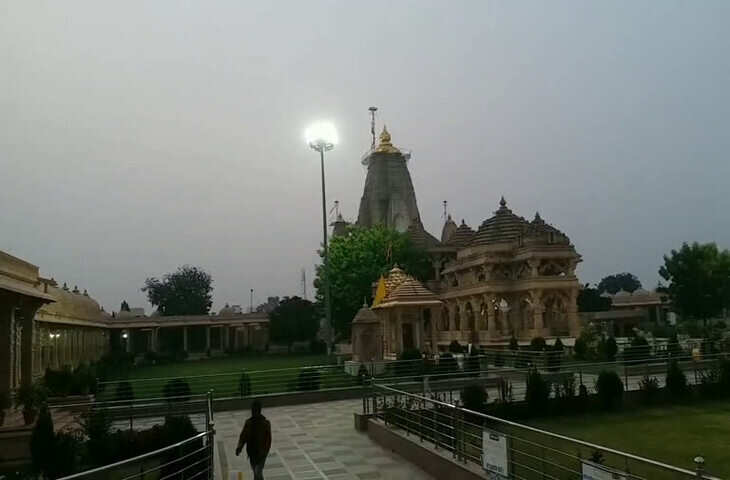 सांवलिया सेठ मंदिर में VIP गेट पर हंगामा, ताला तोड़कर घुसे श्रद्धालु; फुटेज में जाने गार्ड्स से मारपीट, 4 आरोपी गिरफ्तार